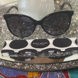 NWOT - Kate Spade Kinsley Sunglasses.